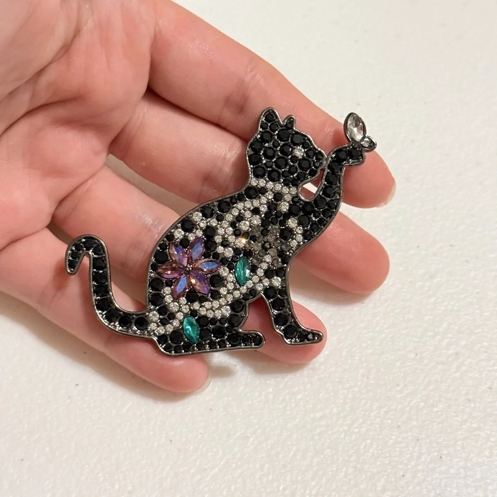 Elegant Multicolor Cat Brooch 🌷